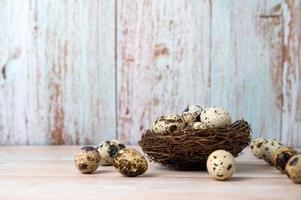 œufs de caille frais. style rustique sur fond de bois. bannière de pâques avec place pour le texte