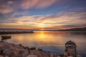 magnifique coucher de soleil sur la baie avec reflet du soleil et bateaux. photo