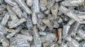 beaucoup de bouteilles en plastique sales. bouteilles en plastique usagées. vue de dessus photo