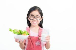 enfants fille asie manger des légumes et du lait photo