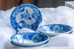 un ensemble de vaisselle japonaise vierge pour la décoration. photo