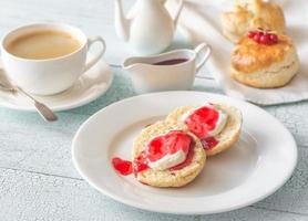 scones classiques à la crème et à la confiture de baies photo