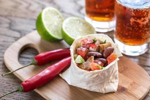 burrito de poulet avec des verres de bière photo