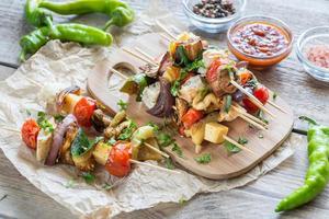 brochettes de légumes grillés sur la planche de bois photo