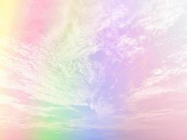 beauté douce pastel vert violet coloré avec des nuages moelleux sur le ciel. image arc-en-ciel multicolore. fantaisie abstraite lumière croissante photo