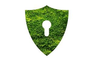 le bouclier vert protège la nature et protège l'environnement sur fond blanc. photo
