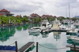 seychelles, bateau d'amarrage d'eden island à la marina d'eden island, des villas peuvent être vues sur le côté photo