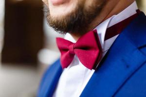 chemise avec papillon mariage papillon cerise barbe photo