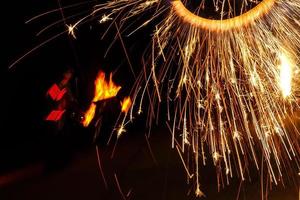 spectacle de feu et beaucoup d'étincelles brillantes dans la nuit photo