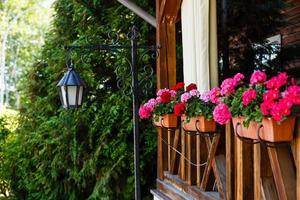 vieille lanterne avec des fleurs photo