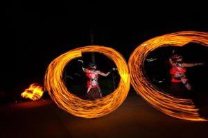 spectacle de feu et beaucoup d'étincelles brillantes dans la nuit photo