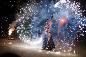 spectacle de feu et beaucoup d'étincelles brillantes dans la nuit photo