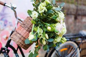 le vélo et le bouquet de roses photo