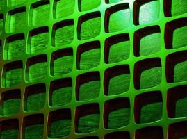 gril en bois sur le mur treillis de décor en bois vert photo