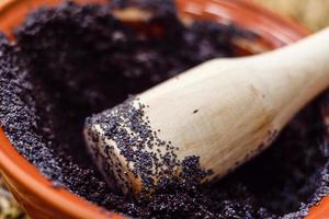 traditionnellement pavot frotté avec du makogon dans la mansarde. plats traditionnels pour noël. photo