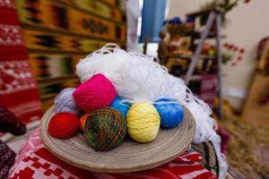 fil coloré pour tricoter dans un panier vert sur une table en bois sur fond de fenêtre crochet pour tricoter photo