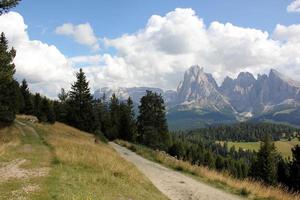 dolomites - une chaîne de montagnes dans les alpes orientales photo