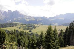 dolomites - une chaîne de montagnes dans les alpes orientales photo