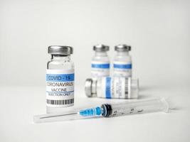 vaccin covid-19, seringue pour la vaccination, l'immunisation et le traitement de l'infection à coronavirus. le concept de soins de santé photo