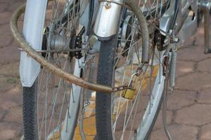 vélo verrouillé ensemble dans le parc. photo