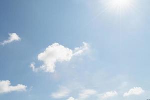 ciel été, fond nuageux lumineux ensoleillé dans le ciel bleu photo