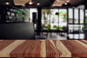 dessus de table en bois dans un café vide pour la conception photo