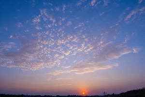 ciel coucher de soleil, nuage bleu belle journée photo