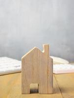 la maison en bois pour le concept de construction ou de propriété photo
