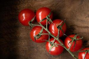 tomates cerises sur une vigne photo