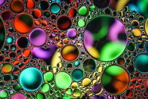cercles d'huile multicolores sur l'eau, fond coloré photo