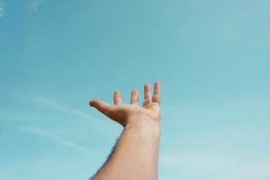 main en l'air, faisant des gestes dans le ciel, se sentant libre photo