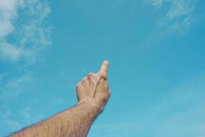 main en l'air, faisant des gestes dans le ciel, se sentant libre photo