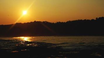 coucher de soleil sur l'île photo