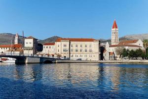 vue sur la ville de trogir en croatie. rivière qui coule sous le pont et les montagnes en arrière-plan. vacances et destinations de voyage. Patrimoine mondial de l'UNESCO. vacances dans la mer adriatique. photo