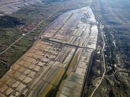 vue aérienne par drone des champs de sel de solana pag, le plus grand producteur de sel de mer en croatie, et ses opérations sont basées sur une tradition millénaire de production de sel de mer sur l'île de pag. photo