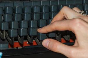la main d'une femme écrit sur une vieille machine à écrire. photo