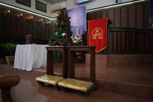 aménagement et décoration de la salle de l'église pour la cérémonie de mariage en indonésie photo