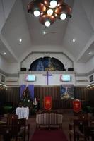 aménagement et décoration de la salle de l'église pour la cérémonie de mariage en indonésie photo