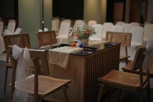 salle d'arrangement de décoration pour une cérémonie de mariage traditionnelle en indonésie photo