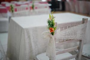 disposition des tables et des chaises lors d'une cérémonie de mariage en plein air photo