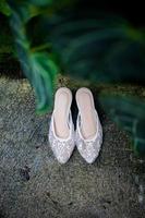 une paire de chaussures de mariée pour la cérémonie de mariage photo