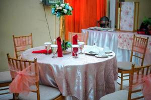 arrangement de table et de décoration pour une cérémonie de mariage traditionnelle en indonésie photo