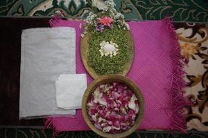 un bol de pétales de fleurs et de feuilles pour la cérémonie de mariage dans la tradition du mariage en indonésie photo
