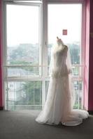robe de mariée blanche pour la mariée photo