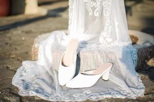 une paire de chaussures de mariée pour la cérémonie de mariage photo