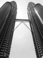 kuala lumpur-feb-02-28-2016, photo noir et blanc vertical, ciel sombre au-dessus des tours jumelles petronas. février à kuala lumpur, malaisie.