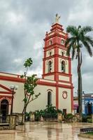 cathédrale notre-dame de candelaria avec palmier au premier plan, centre-ville de camaguey, cuba photo