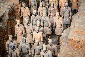 sculptures excavées statues des soldats de l'armée en terre cuite de l'empereur qin shi huang, xian, shaanxi, chine photo
