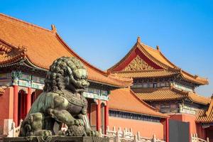 lion gardien chinois ou statue de shishi de l'époque de la dynastie ming, à l'entrée du palais de la cité interdite, beijing, chine photo