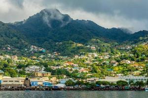 vue sur la côte avec beaucoup de maisons d'habitation sur la colline, kingstown, saint vincent et les grenadines photo